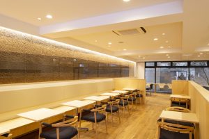 木の温もりを感じるロクメイコーヒー奈良店の店内