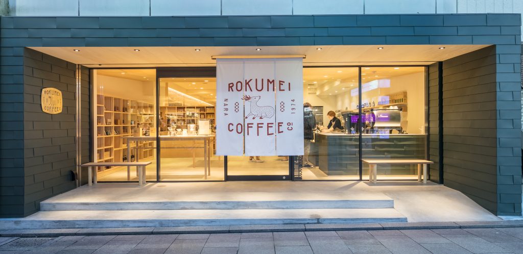 ロクメイコーヒー奈良店の外観と鹿ロゴののれん