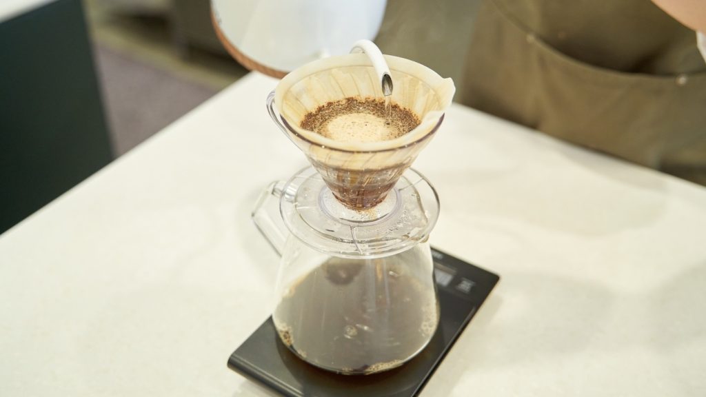 93℃のお湯でコーヒーをドリップする様子