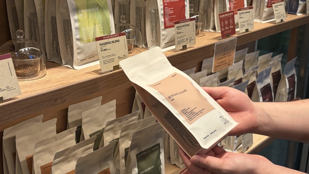 武蔵小山店でバリスタとコーヒー豆を選ぶ様子