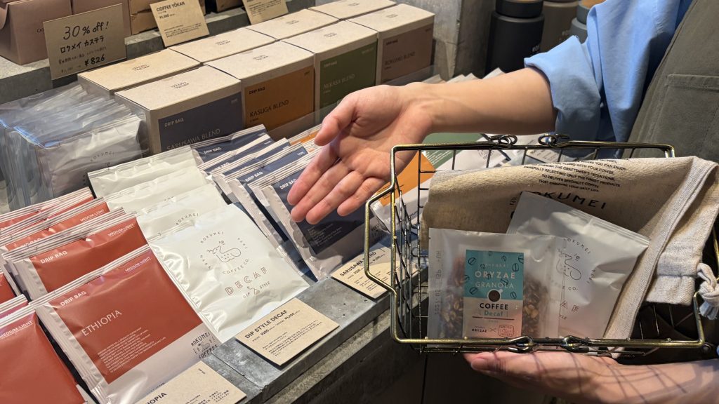 武蔵小山店のバリスタとギフト選びの様子