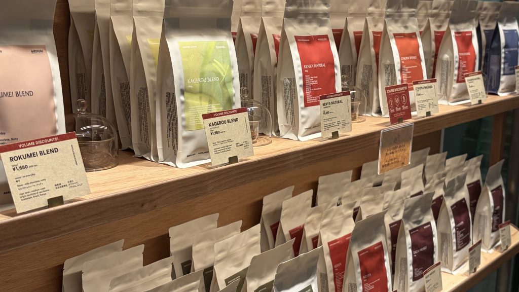 武蔵小山店のコーヒー豆陳列棚