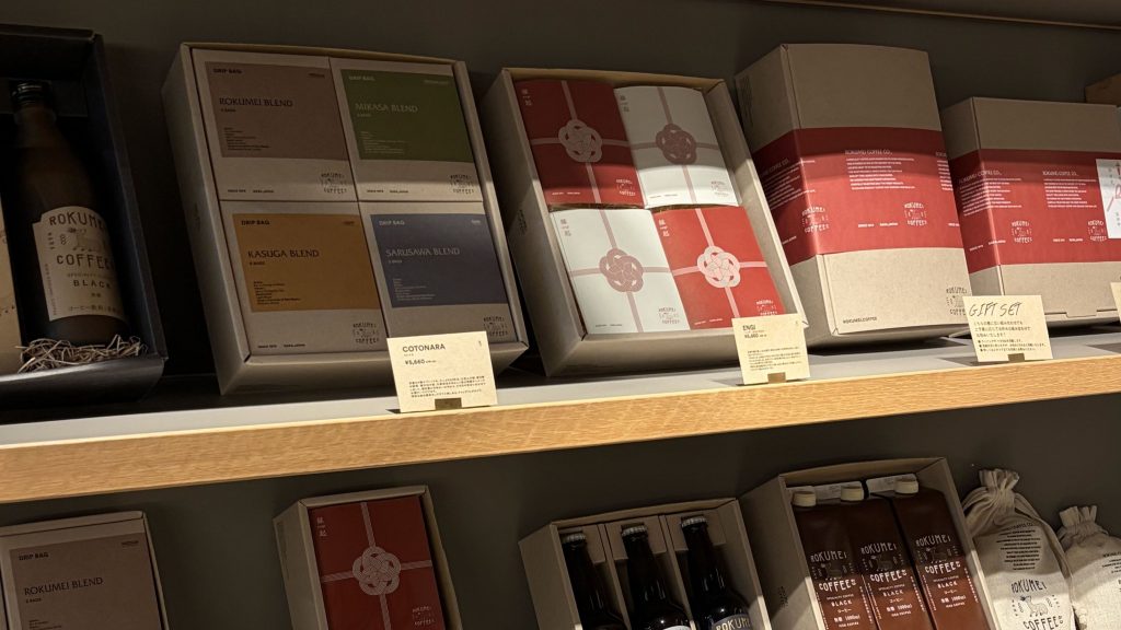 ROKUMEI COFFEE FACTORYのギフト陳列棚