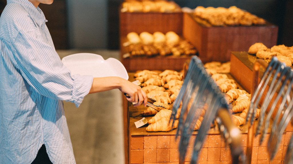 ROKUMEI BAKESの人気パンが並ぶ店内