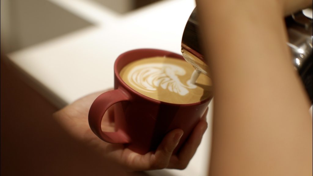 ロクメイコーヒーグランスタ丸の内店の夜のカフェラテ