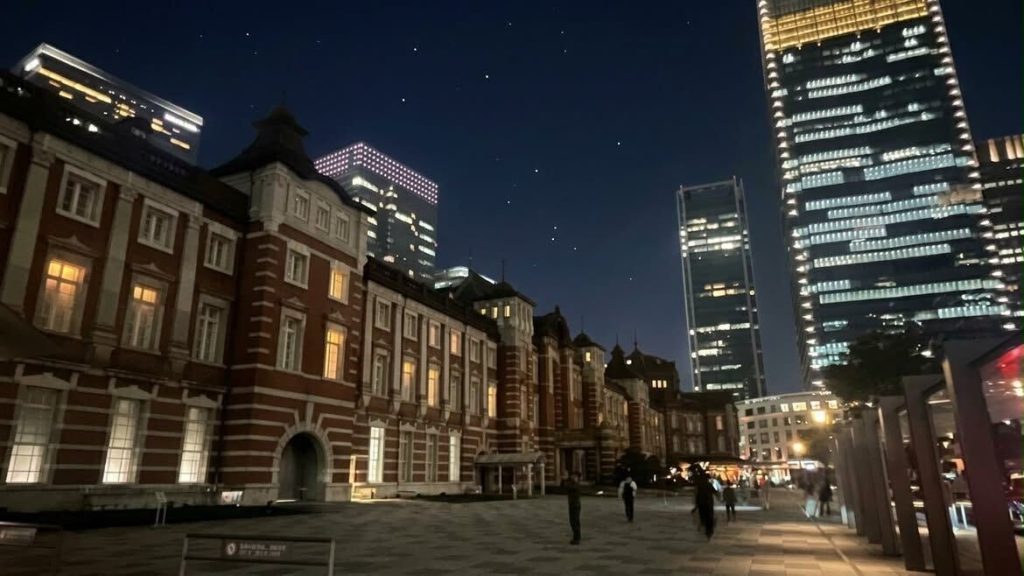ロクメイコーヒーグランスタ丸の内店がある東京駅の夜の様子