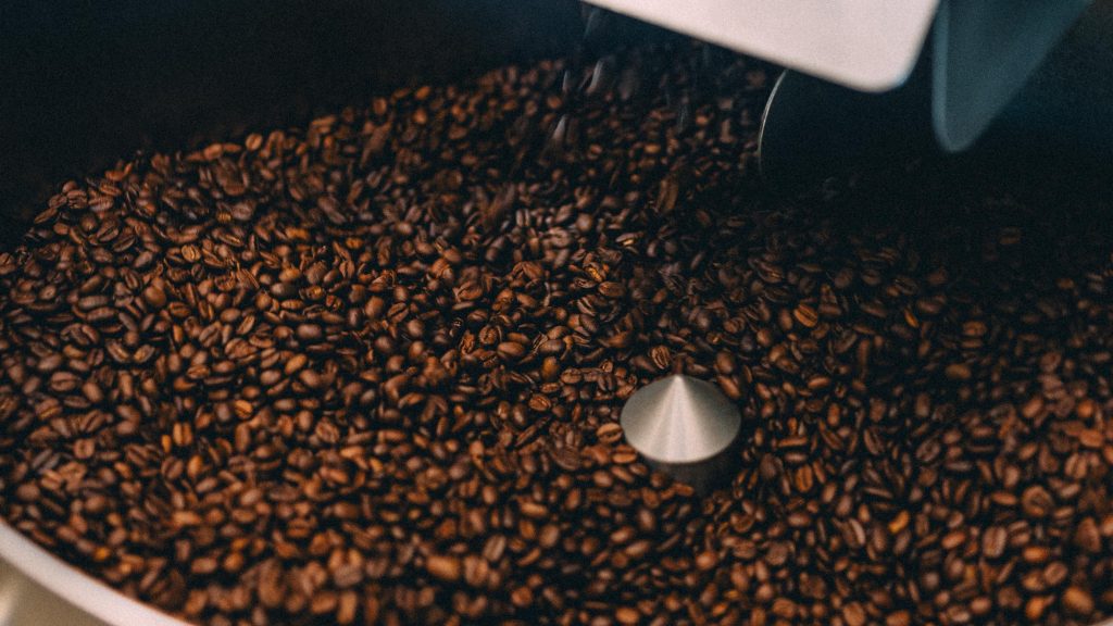 ROKUMEI COFFEE FACTORYでの焙煎したてのコーヒー豆