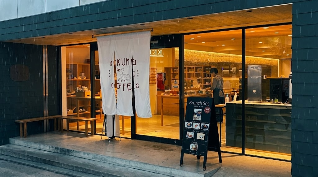 雨の日のロクメイコーヒー奈良店の店頭