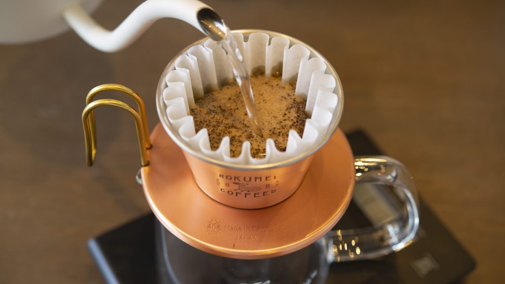 ROKUMEI COFFEE FACTORYの豆をハンドドリップする様子