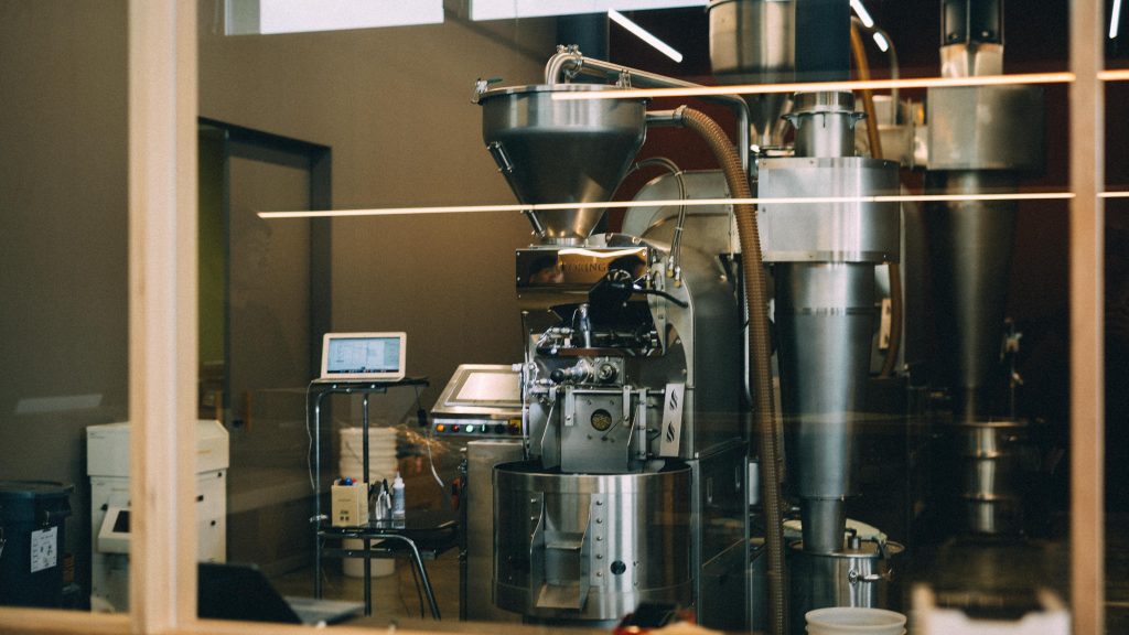 ガラス越しに見える、ROKUMEI COFFEE FACTORYの焙煎の様子