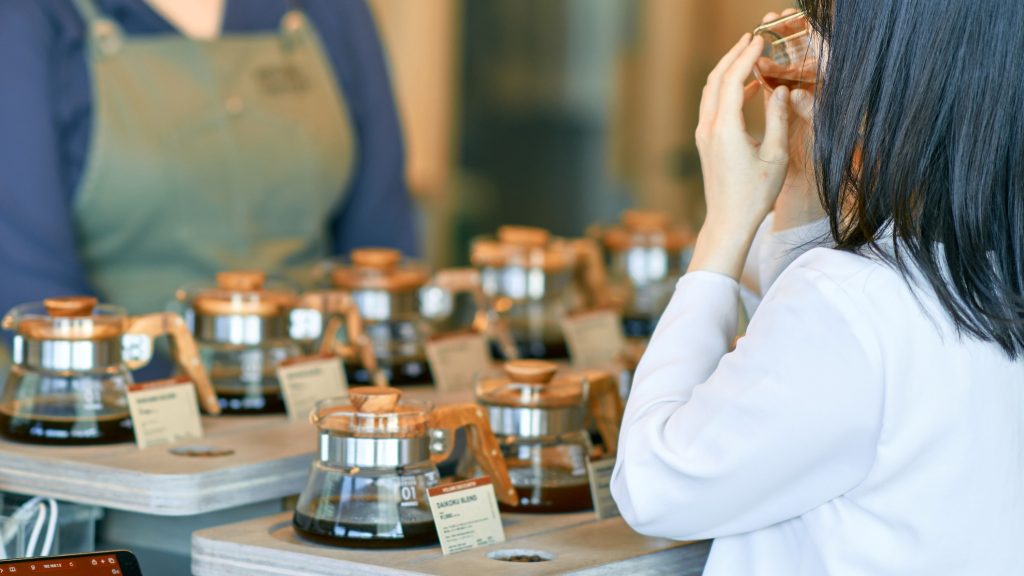 ROKUMEI COFFEE FACTORYでバリスタと一緒にコーヒー豆を選ぶ様子