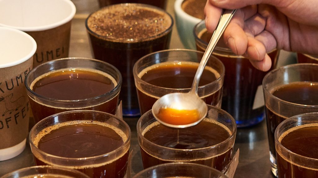 1%単位で配合を調整するロクメイコーヒーの焙煎士のカッピング風景