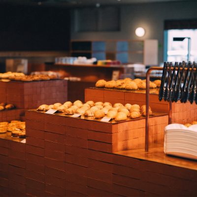 ROKUMEI BAKESのパンが並ぶ店内