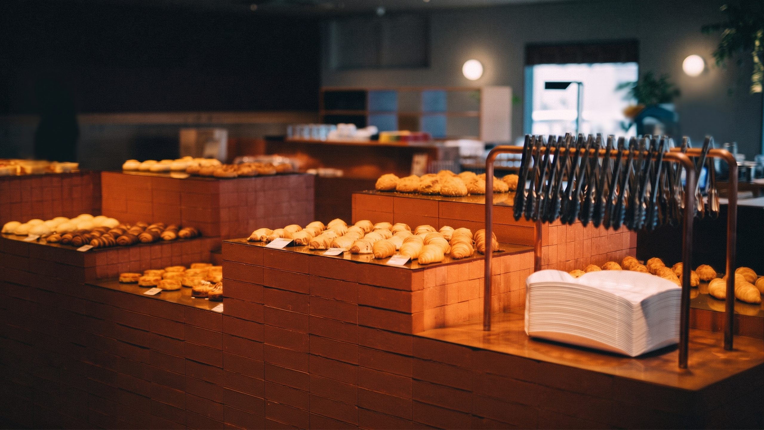 ROKUMEI BAKESのパンが並ぶ店内